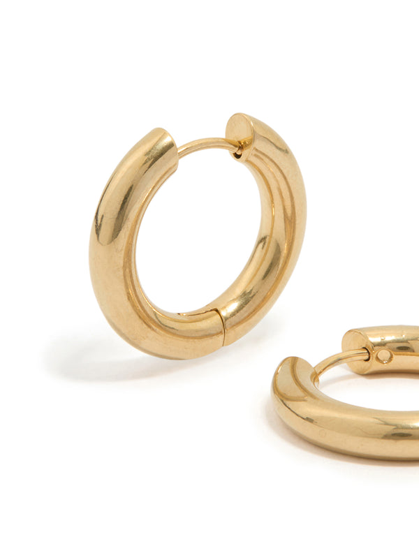 Highlighting waterproof thick clicker mechanism on gold plated stainless steel hoop earrings 22 MM in statement style close up view