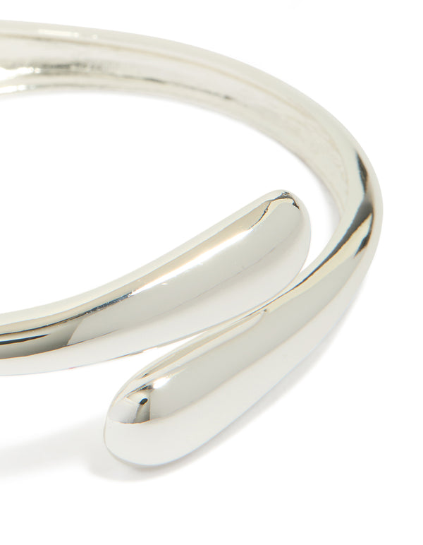 Designed with silver plated open hinge wrapped construction close up view