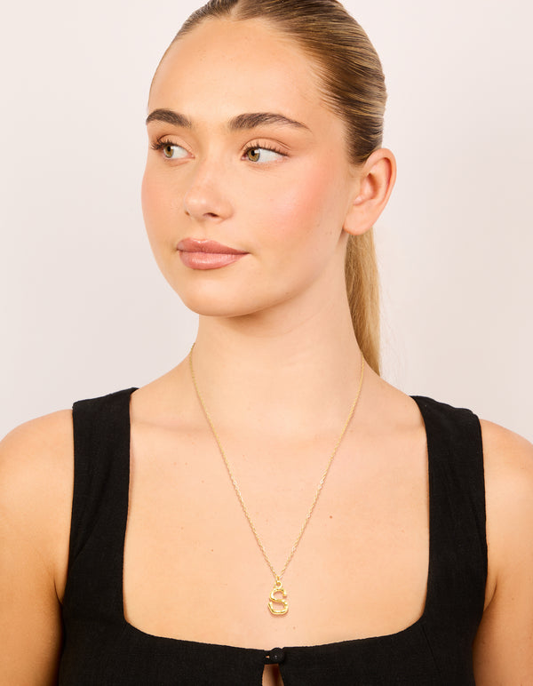 Discover this waterproof initial necklace in gold plated stainless steel featuring bamboo letter S on model view