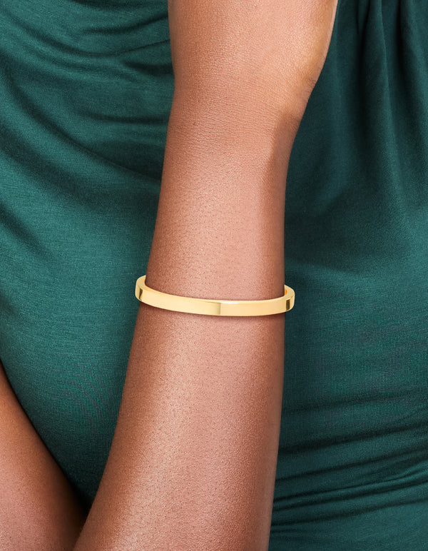 Showcasing a waterproof gold plated stainless steel toggle bangle on wrist view