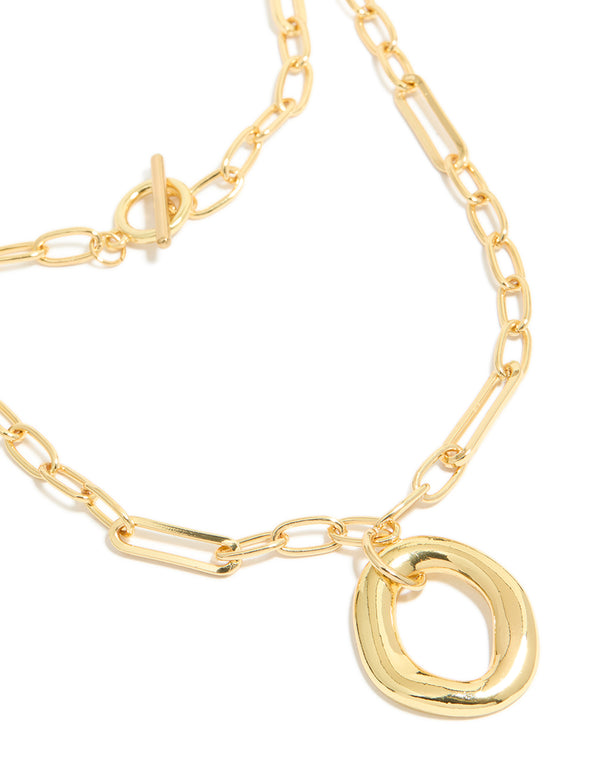 Showcasing a gold plated oval toggle clasp chain layered necklace with pendant clasp detail view