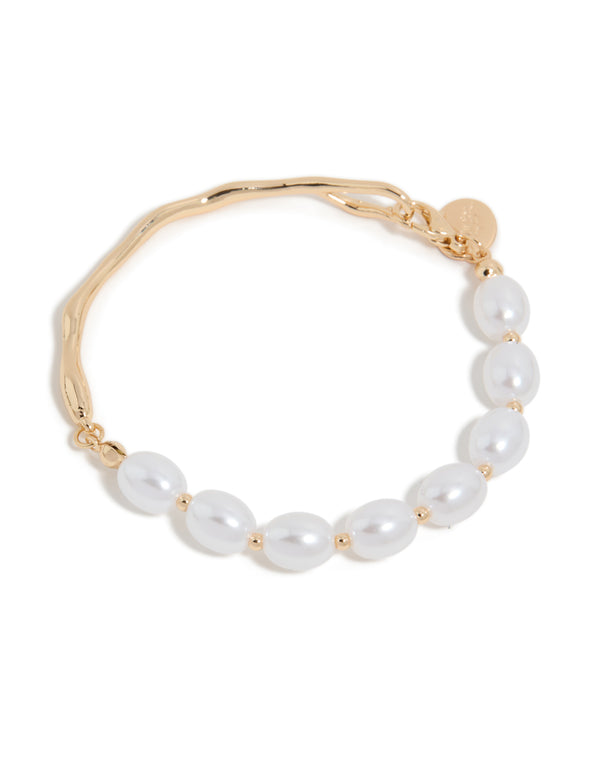 Discover this gold dainty pearl bracelet featuring accent details, front view