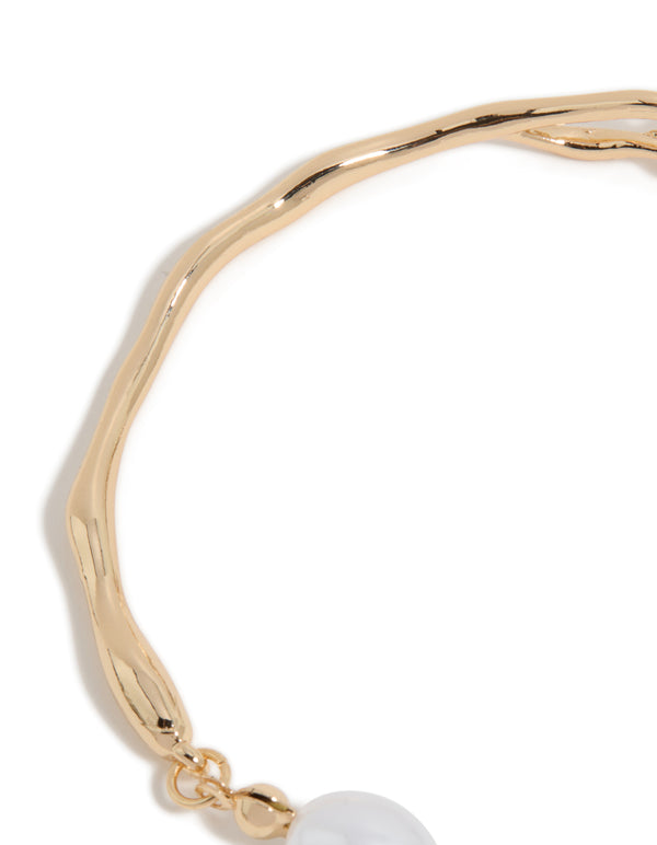 Crafted from gold, this dainty pearl bracelet with accents closure detail view