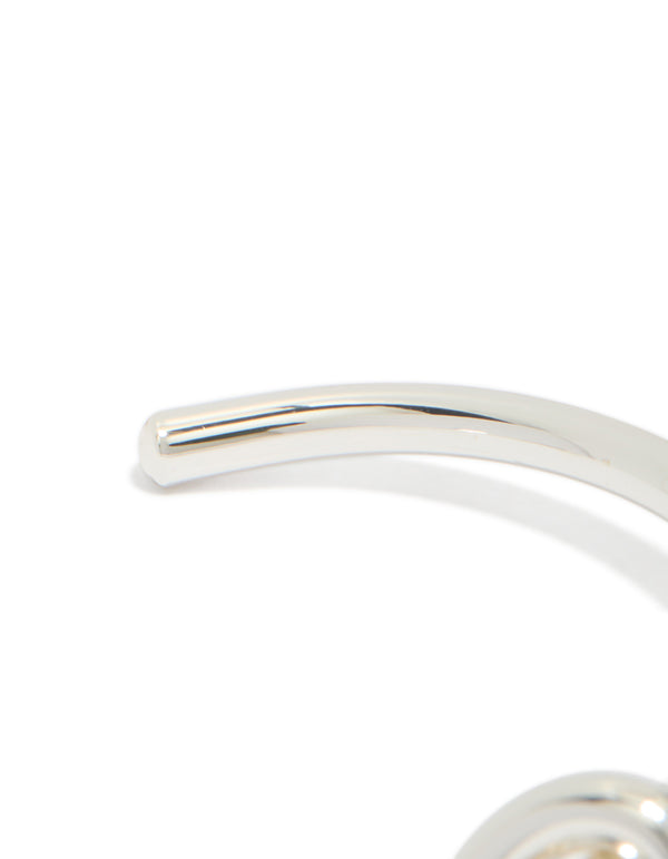 Highlighting the silver plated knotted statement wrist cuff bangle bracelet closure detail view