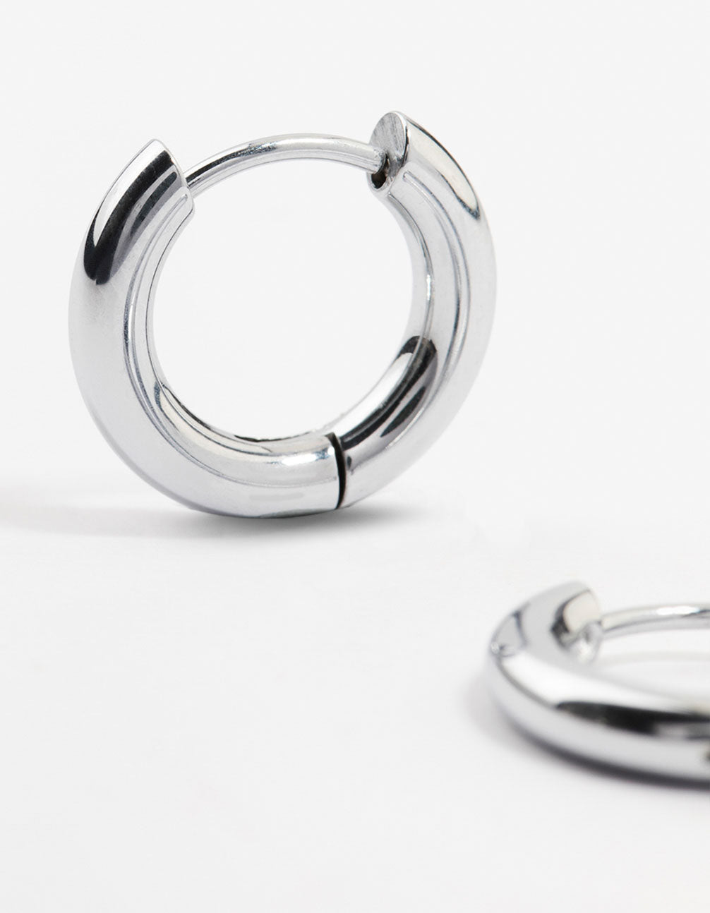 Crafted from waterproof stainless steel clicker hoop earrings 16 MM in silver close up view