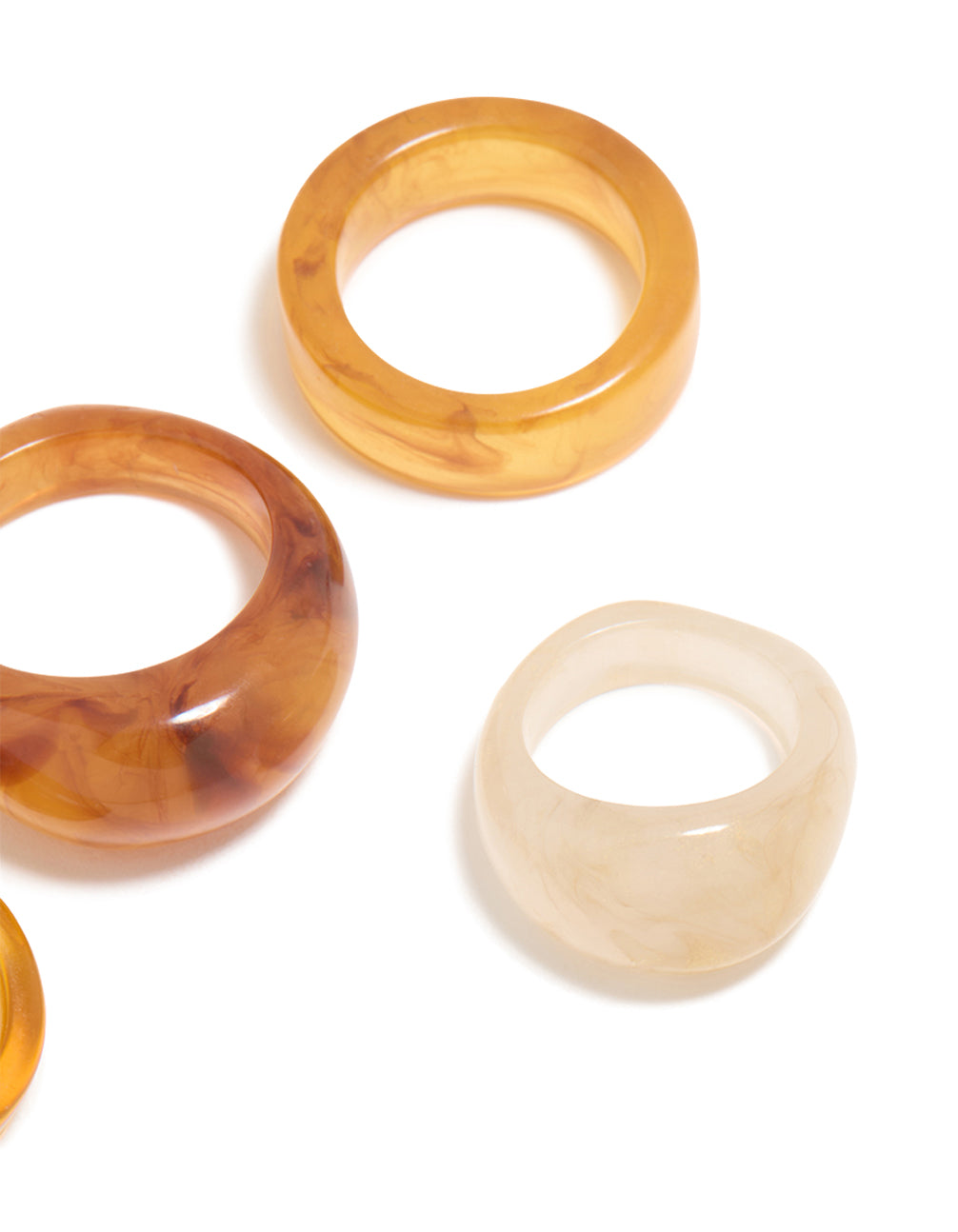 Showcasing chunky statement rings with marble pattern in wheat brown gold and beige, acrylic cigar bubble 6-pack close up view